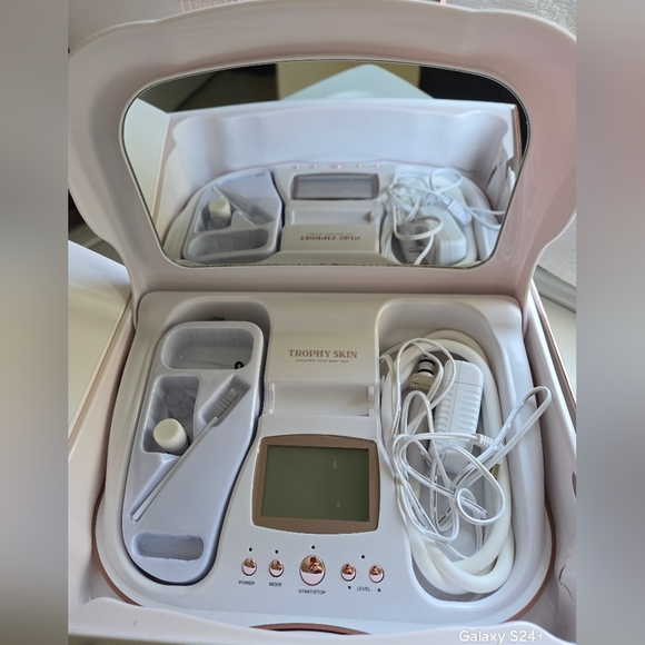 Trophy Skin Microderm MD NWOT - Picture 2 of 6